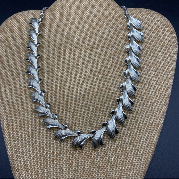 Vintage CORO Silver Tone Choker Style Necklace - Picture 8 of 9